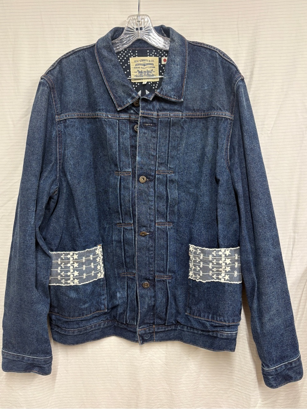 LEVI’S Denim Jacket Unisex. Front pleated and pocket laced. Japanese lining